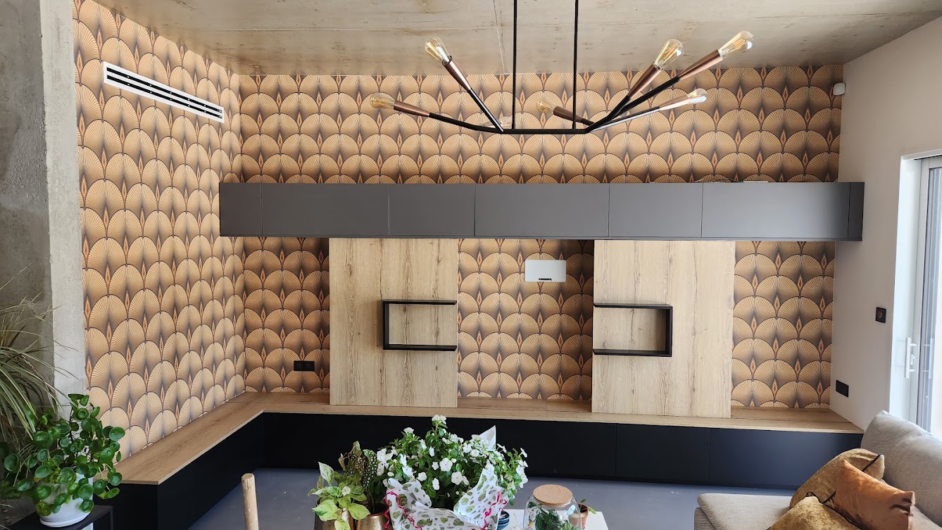 Salon décoré avec un papier peint à motifs dorés, réalisation YF Peinture Décoration
